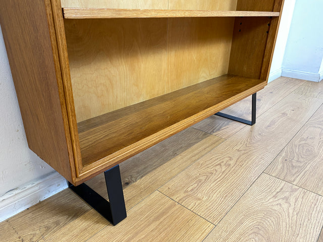 Hochwertiges Mid-Century Regal aus vollem Holz mit verstellbaren Regalböden & neuen Metallfüßen I Holzregal Bücherregal Bücherschrank Küchenregal Regalwand Vintage Retro 60er I