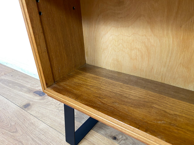 Hochwertiges Mid-Century Regal aus vollem Holz mit verstellbaren Regalböden & neuen Metallfüßen I Holzregal Bücherregal Bücherschrank Küchenregal Regalwand Vintage Retro 60er I