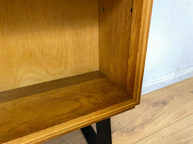 Hochwertiges Mid-Century Regal aus vollem Holz mit verstellbaren Regalböden & neuen Metallfüßen I Holzregal Bücherregal Bücherschrank Küchenregal Regalwand Vintage Retro 60er I
