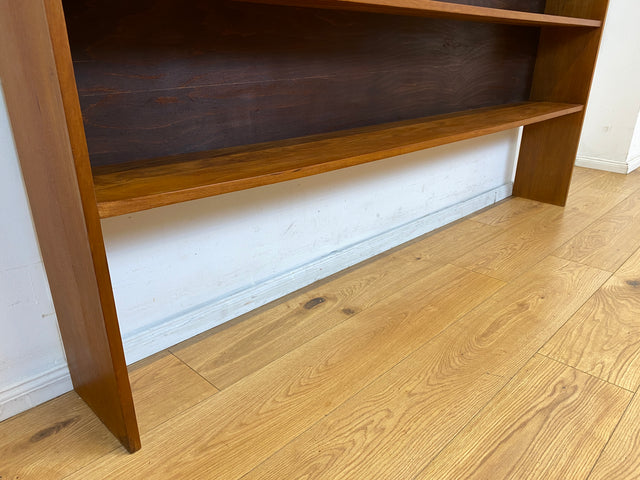 Schönes, großes und sehr gut erhaltenes Mid-Century Regal in Nussbaum