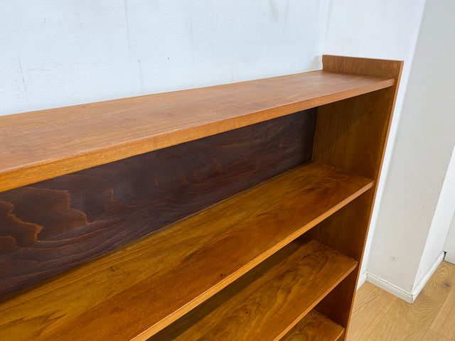 Schönes, großes und sehr gut erhaltenes Mid-Century Regal in Nussbaum