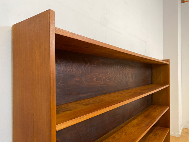 Schönes, großes und sehr gut erhaltenes Mid-Century Regal in Nussbaum