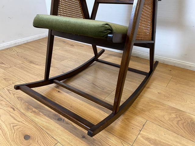 WMK I Stilvoller und sehr gut erhaltener Mid-Century Schaukelstuhl mit Wiener Geflecht mit grünem Polster