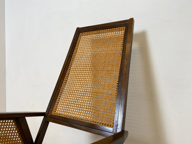 WMK I Stilvoller und sehr gut erhaltener Mid-Century Schaukelstuhl mit Wiener Geflecht mit grünem Polster