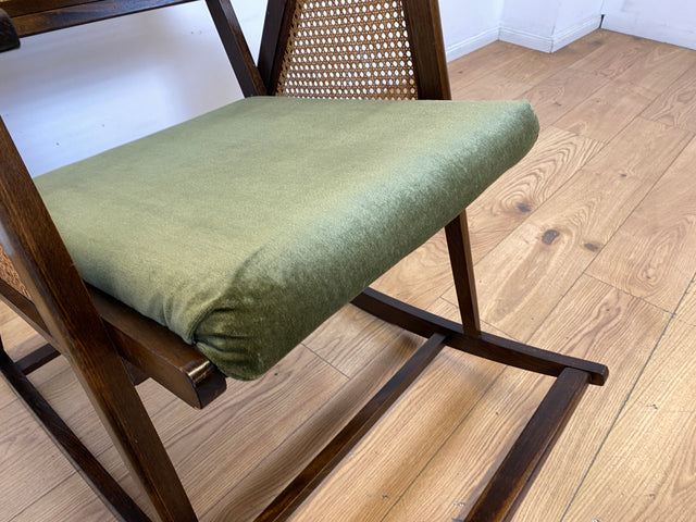 WMK I Stilvoller und sehr gut erhaltener Mid-Century Schaukelstuhl mit Wiener Geflecht mit grünem Polster