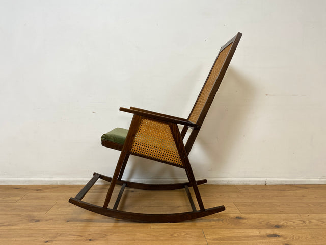 WMK I Stilvoller und sehr gut erhaltener Mid-Century Schaukelstuhl mit Wiener Geflecht mit grünem Polster
