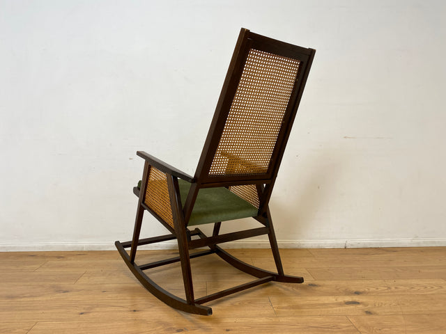 WMK I Stilvoller und sehr gut erhaltener Mid-Century Schaukelstuhl mit Wiener Geflecht mit grünem Polster