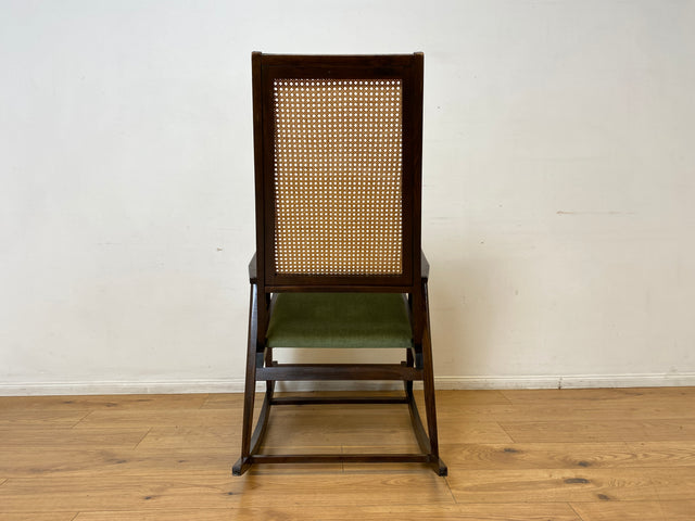 WMK I Stilvoller und sehr gut erhaltener Mid-Century Schaukelstuhl mit Wiener Geflecht mit grünem Polster