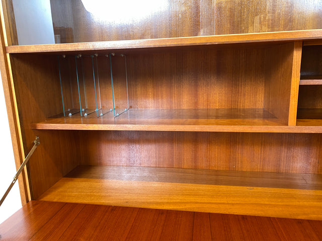 Stilvoller und gut erhaltener Mid-Century Schreibschrank mit Vitrine & Schubladen