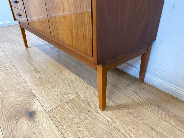 Stilvoller und gut erhaltener Mid-Century Schreibschrank mit Vitrine & Schubladen