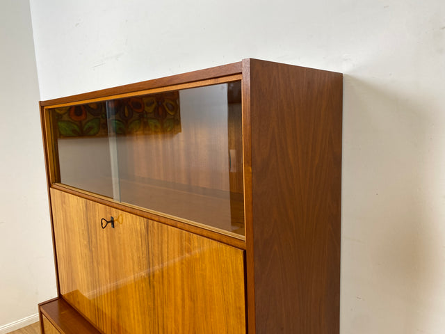 Stilvoller und gut erhaltener Mid-Century Schreibschrank mit Vitrine & Schubladen