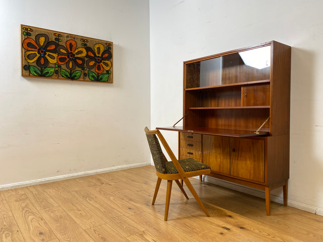 Stilvoller und gut erhaltener Mid-Century Schreibschrank mit Vitrine & Schubladen