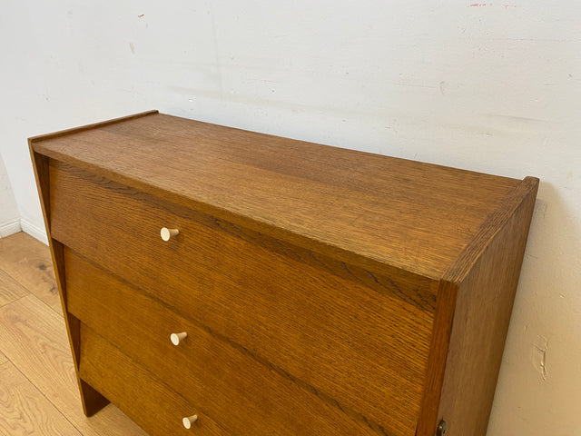 Minimalistische Mid-Century Schuhkommode aus vollem Holz in Eichen Furnier mit weißen Originalgriffen