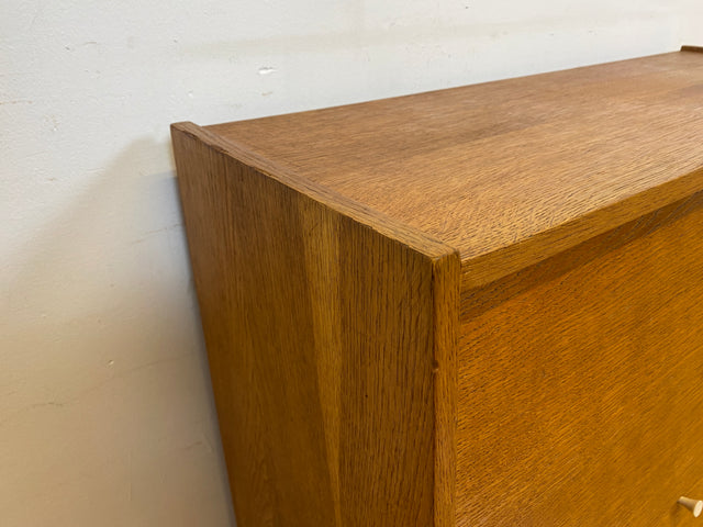 Minimalistische Mid-Century Schuhkommode aus vollem Holz in Eichen Furnier mit weißen Originalgriffen