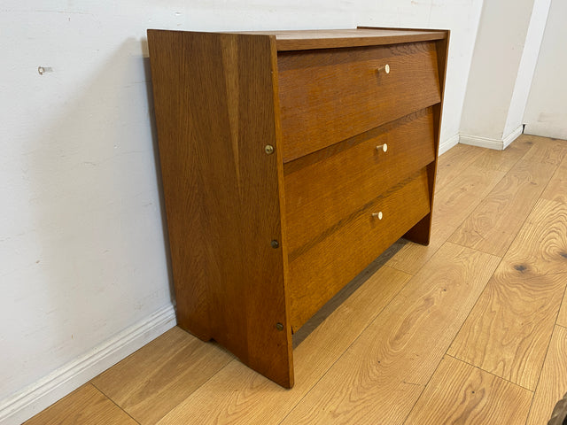 Minimalistische Mid-Century Schuhkommode aus vollem Holz in Eichen Furnier mit weißen Originalgriffen
