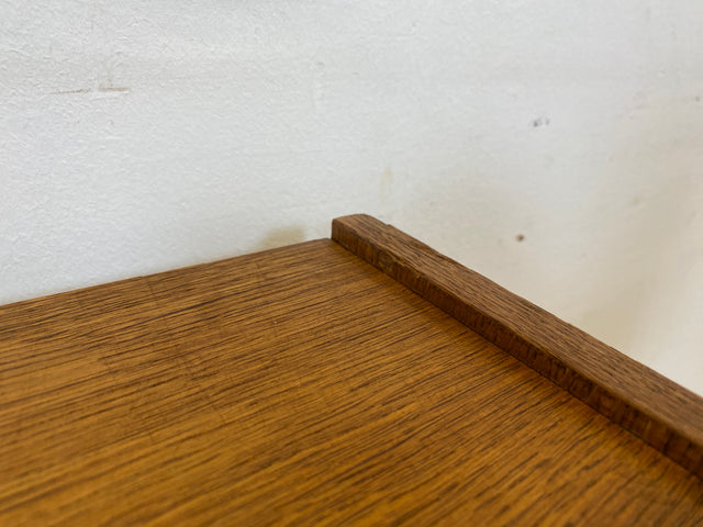 Minimalistische Mid-Century Schuhkommode aus vollem Holz in Eichen Furnier mit weißen Originalgriffen
