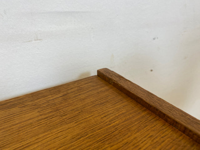 Minimalistische Mid-Century Schuhkommode aus vollem Holz in Eichen Furnier mit weißen Originalgriffen