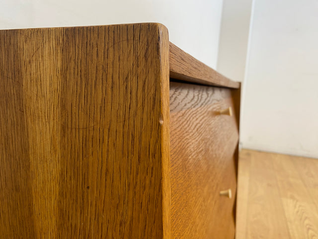 Minimalistische Mid-Century Schuhkommode aus vollem Holz in Eichen Furnier mit weißen Originalgriffen