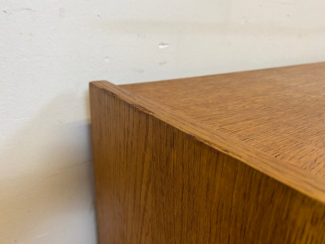 Minimalistische Mid-Century Schuhkommode aus vollem Holz in Eichen Furnier mit weißen Originalgriffen