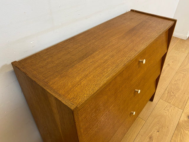 Minimalistische Mid-Century Schuhkommode aus vollem Holz in Eichen Furnier mit weißen Originalgriffen