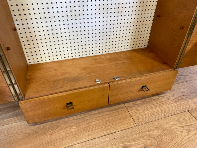 WMK I Sehr schöner und praktischer Mid-Century Schuhschrank mit Schubladen und Messinggriffen