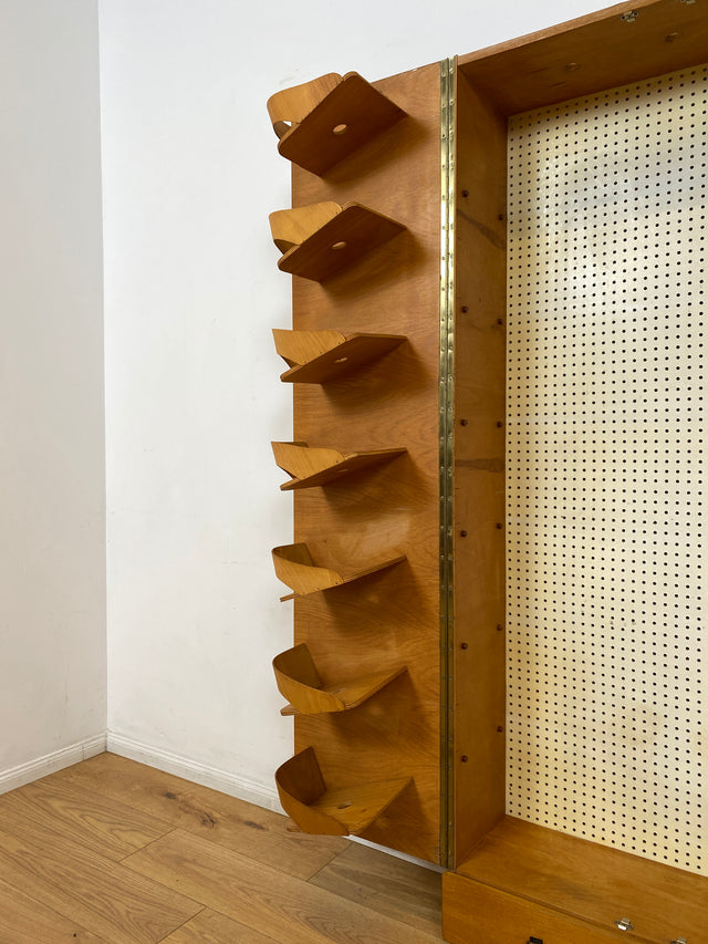 WMK I Sehr schöner und praktischer Mid-Century Schuhschrank mit Schubladen und Messinggriffen