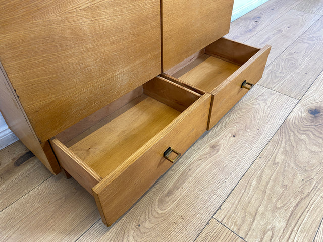 WMK I Sehr schöner und praktischer Mid-Century Schuhschrank mit Schubladen und Messinggriffen