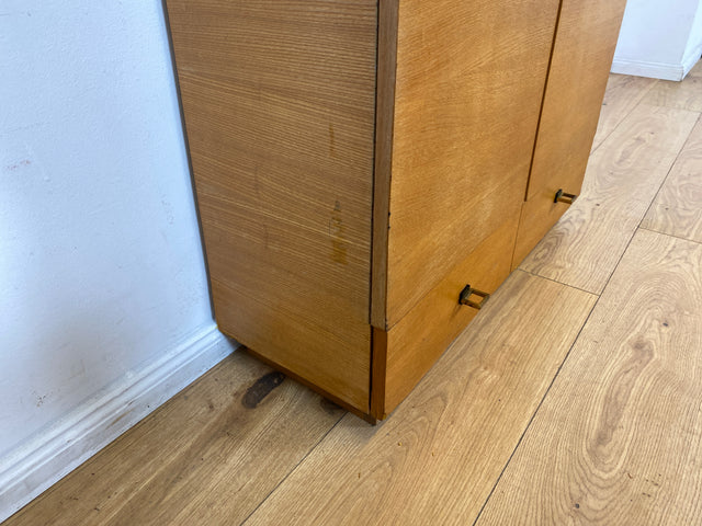WMK I Sehr schöner und praktischer Mid-Century Schuhschrank mit Schubladen und Messinggriffen