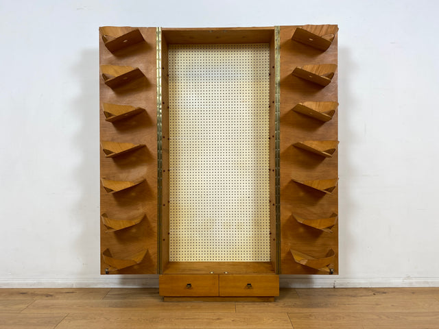 WMK I Sehr schöner und praktischer Mid-Century Schuhschrank mit Schubladen und Messinggriffen