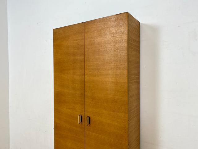 WMK I Sehr schöner und praktischer Mid-Century Schuhschrank mit Schubladen und Messinggriffen