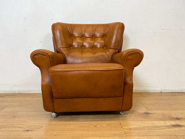 Schöner und sehr bequemer Mid-Century Sessel mit cognacfarbenem Echtleder Bezug.