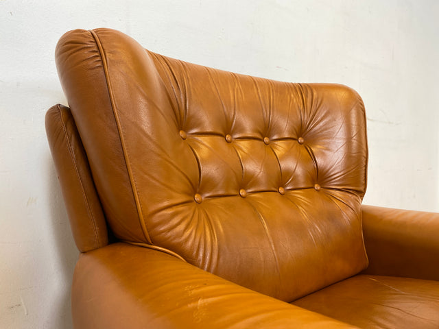 Schöner und sehr bequemer Mid-Century Sessel mit cognacfarbenem Echtleder Bezug.