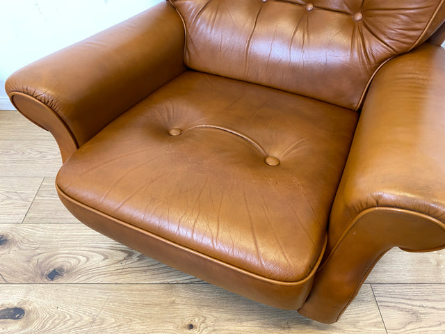 Schöner und sehr bequemer Mid-Century Sessel mit cognacfarbenem Echtleder Bezug.