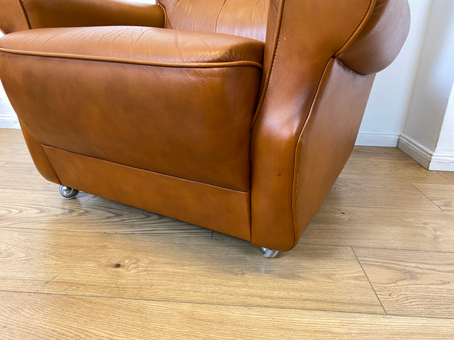 Schöner und sehr bequemer Mid-Century Sessel mit cognacfarbenem Echtleder Bezug.