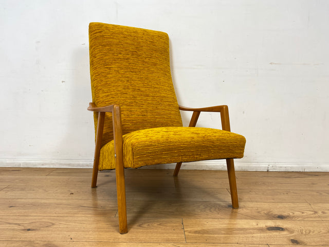 Besonders schöner und gemütlicher Mid-Century Sessel mit tollem senfgelben Stoffbezug