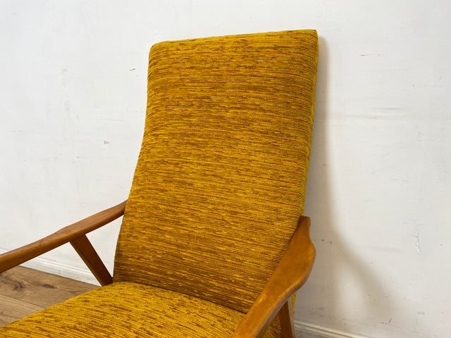 Besonders schöner und gemütlicher Mid-Century Sessel mit tollem senfgelben Stoffbezug