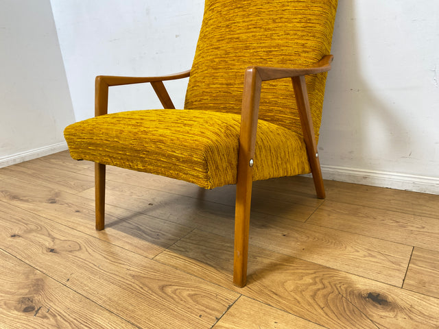 Besonders schöner und gemütlicher Mid-Century Sessel mit tollem senfgelben Stoffbezug
