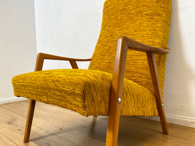 Besonders schöner und gemütlicher Mid-Century Sessel mit tollem senfgelben Stoffbezug