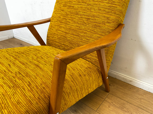 Besonders schöner und gemütlicher Mid-Century Sessel mit tollem senfgelben Stoffbezug