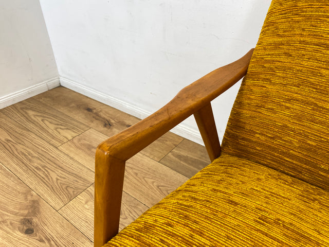 Besonders schöner und gemütlicher Mid-Century Sessel mit tollem senfgelben Stoffbezug