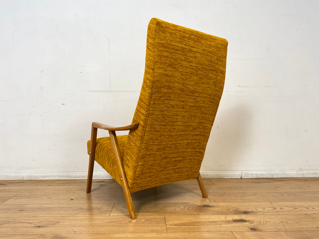 Besonders schöner und gemütlicher Mid-Century Sessel mit tollem senfgelben Stoffbezug