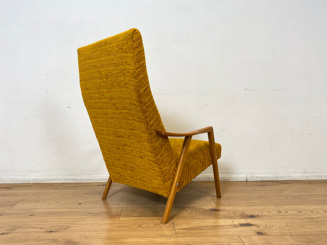 Besonders schöner und gemütlicher Mid-Century Sessel mit tollem senfgelben Stoffbezug