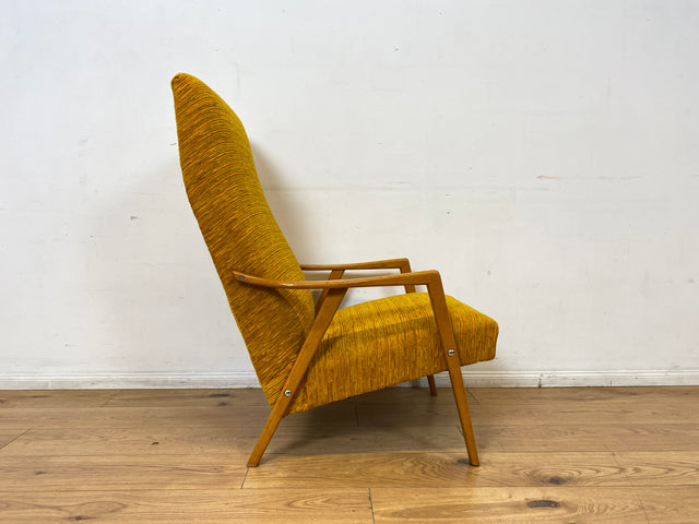 Besonders schöner und gemütlicher Mid-Century Sessel mit tollem senfgelben Stoffbezug