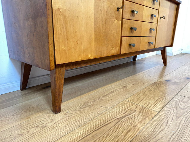Stilvolles & hochwertiges Mid-Century Sideboard aus vollem Holz mit Schubladen & Messinggriffen I Kommode Lowboard Schrank Anrichte TV-Lowboard Fernsehbank Vintage 50er 60er I