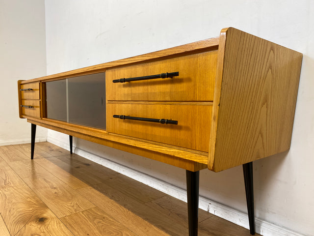 Formschönes 220cm langes Mid-Century Sideboard in Eiche mit Vitrine, Schubladen und stilvollen Messinggriffen I TV Lowboard Fernsehbank Bank Board Kommode Vintage 60er 70er I