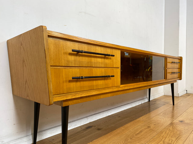 Formschönes 220cm langes Mid-Century Sideboard in Eiche mit Vitrine, Schubladen und stilvollen Messinggriffen I TV Lowboard Fernsehbank Bank Board Kommode Vintage 60er 70er I