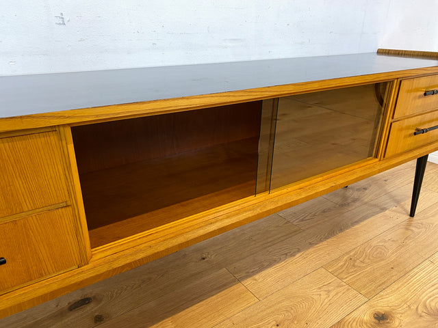 Formschönes 220cm langes Mid-Century Sideboard in Eiche mit Vitrine, Schubladen und stilvollen Messinggriffen I TV Lowboard Fernsehbank Bank Board Kommode Vintage 60er 70er I