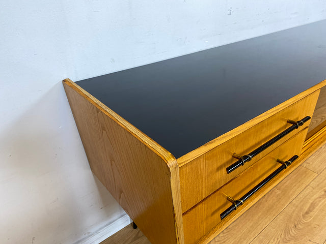 Formschönes 220cm langes Mid-Century Sideboard in Eiche mit Vitrine, Schubladen und stilvollen Messinggriffen I TV Lowboard Fernsehbank Bank Board Kommode Vintage 60er 70er I