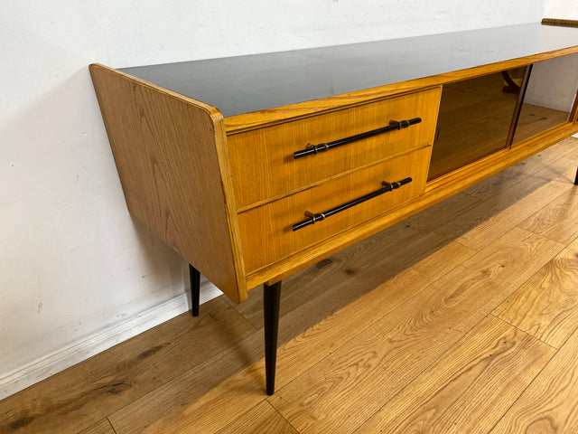 Formschönes 220cm langes Mid-Century Sideboard in Eiche mit Vitrine, Schubladen und stilvollen Messinggriffen I TV Lowboard Fernsehbank Bank Board Kommode Vintage 60er 70er I