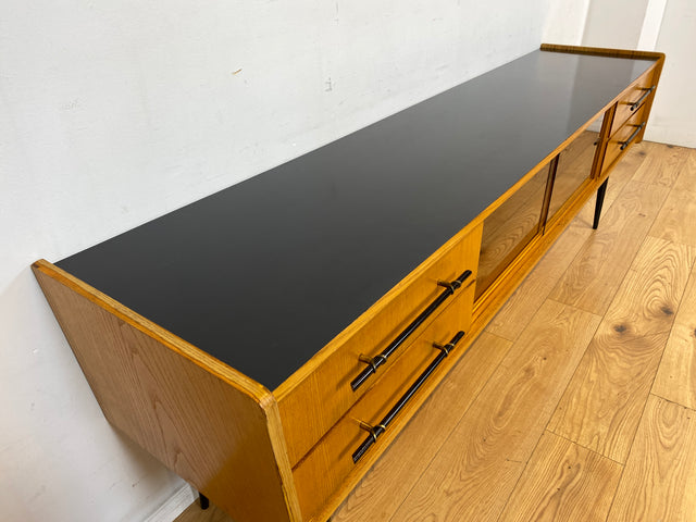 Formschönes 220cm langes Mid-Century Sideboard in Eiche mit Vitrine, Schubladen und stilvollen Messinggriffen I TV Lowboard Fernsehbank Bank Board Kommode Vintage 60er 70er I